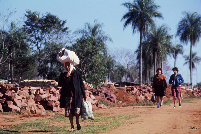 AÑO 1984 - COLOR - VIDA CAMPESINA EN PARAGUAY (JOSÉ MARÍA BLANCH)